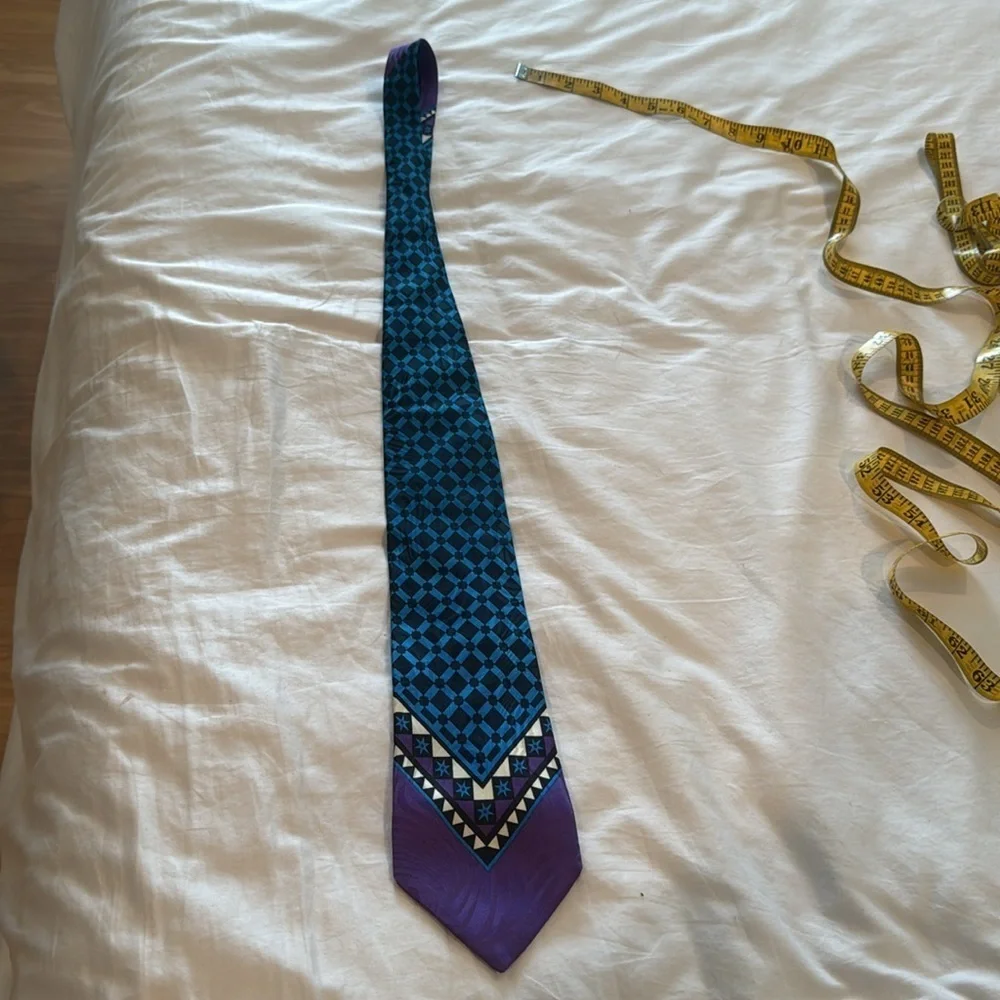 Versace V2 100% silk tie. Made in Italy